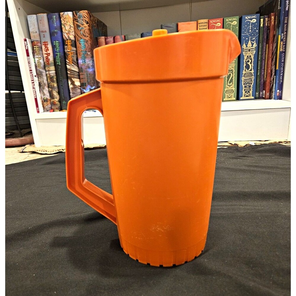 Vtg 1979 Tupperware Harvest Orange 2 Quart Push Button Pitcher #800-1 with Lid
